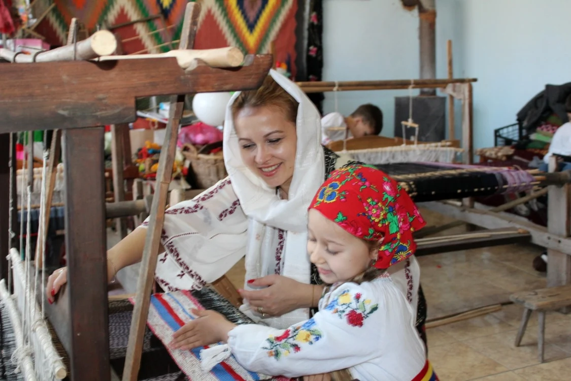 Copiii au venit la atelierul de ţesătorie însoţiţi de părinţi                                                   FOTO: Alin Ion