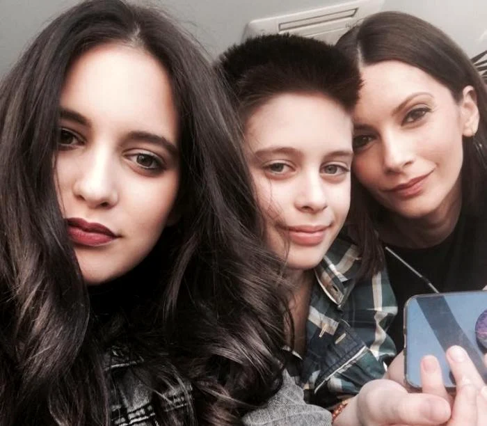 
    Andreea Berecleanu și Constantin Stan, alături de copiii știristei, Petru și Evafoto: arhivă personală  