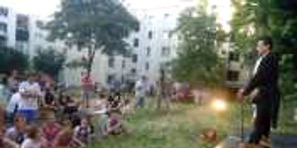 Teatru în spatele blocului, la Târgu-Mureș