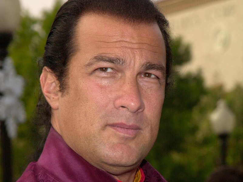 Steven Seagal, amicul lui Putin, își vinde conacul din Rusia pentru 7,5 milioane de dolari 