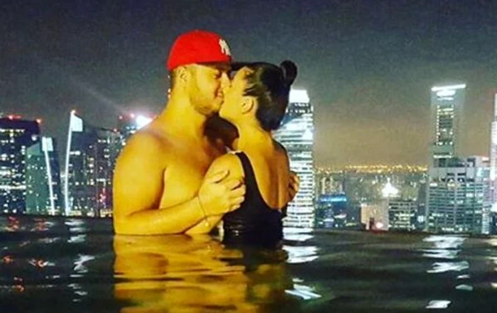 Claudia şi Gabi Bădălău, în piscina de la etajul 57 a unui luxos hotel din Singaporefoto: arhiva personală