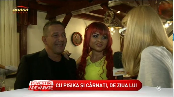 Din fericire, Costin Mărculescu a avut-o aproape pe iubita lui, cu ocazia zilei sale de naştere (captură: Acasă TV)