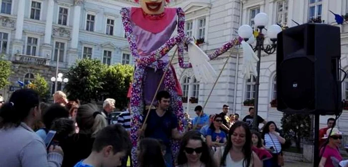 Păpuşile gigant au atras copiii FOTO Bogdan Iancu