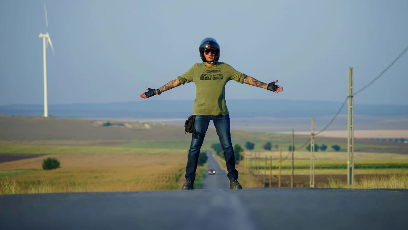 
    Cristi Hrubaru merge pe motocicletă de 10 ani şi recunoaşte că experienţa i-a schimbat viaţa. „Am cunoscut mulţi oameni faini, am văzut locuri pe care nu le-aş fi văzut altfel.Fotografii: Alin Popescu  