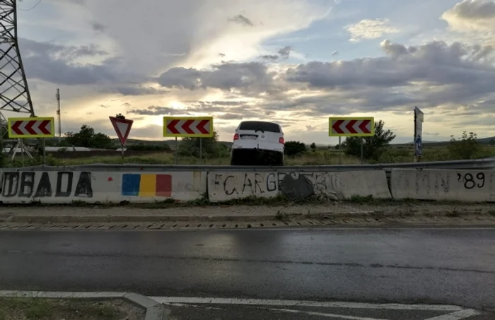 O dubiţă a ajuns în afara părţii carosabile, la ieşirea de pe autostradă.