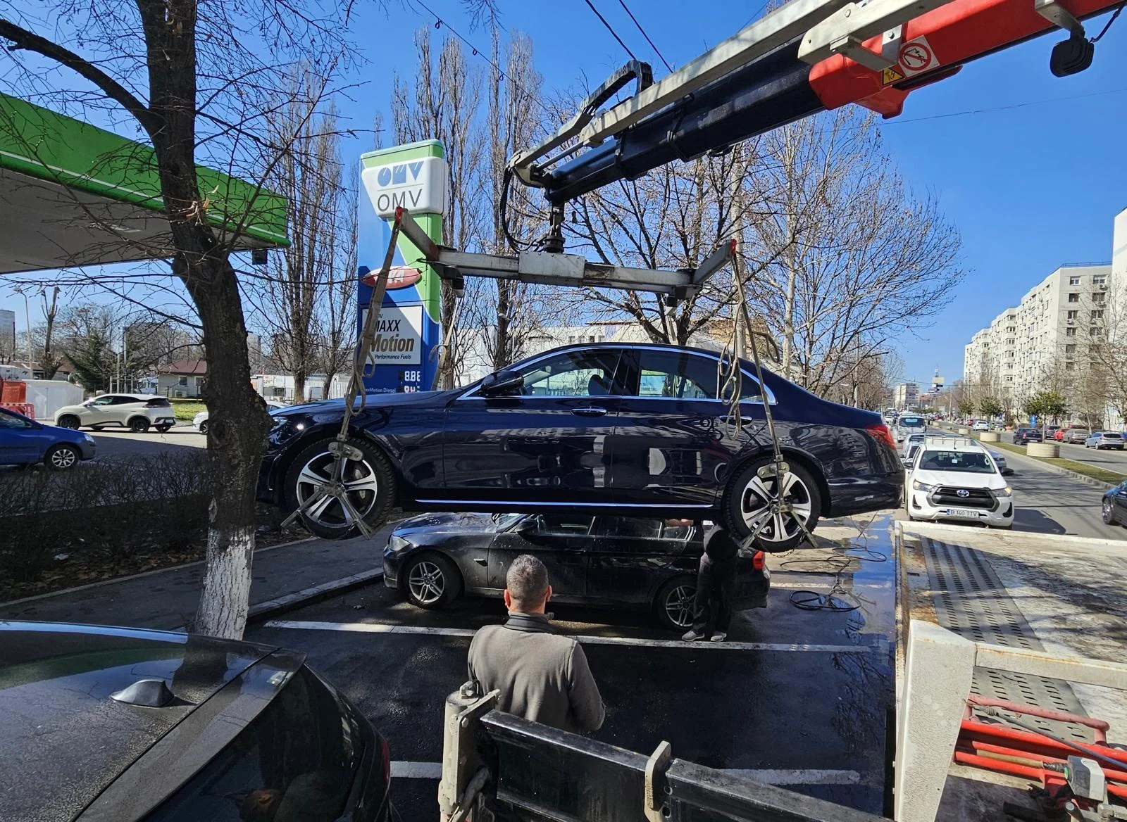 Bulevardele Sectorului 4, eliberate cu forța: mașini ridicate pentru decolmatarea rigolelor și a gurilor de scurgere a apei