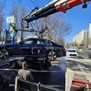 Mașinile parcate pe bulevardele Sectorului 4, ridicate pentru curățarea rigolelor  FOTO Primăria Sectorului  4   a jpg