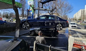 Mașinile parcate pe bulevardele Sectorului 4, ridicate pentru curățarea rigolelor  FOTO Primăria Sectorului  4   a jpg