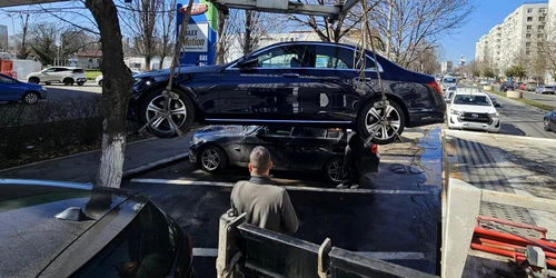 Mașinile parcate pe bulevardele Sectorului 4, ridicate pentru curățarea rigolelor  FOTO Primăria Sectorului  4   a jpg