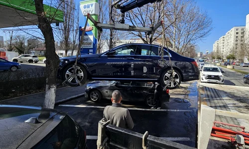 Mașinile parcate pe bulevardele Sectorului 4, ridicate pentru curățarea rigolelor  FOTO Primăria Sectorului  4   a jpg