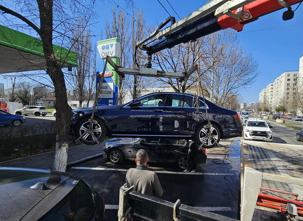 Bulevardele Sectorului 4, eliberate cu forța: mașini ridicate pentru decolmatarea rigolelor și a gurilor de scurgere a apei