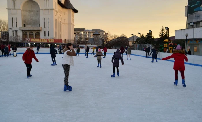 Municipiul Fălticeni are din nou patinoar după 35 de ani de pauză. FOTO www.cronicadefalticeni.com