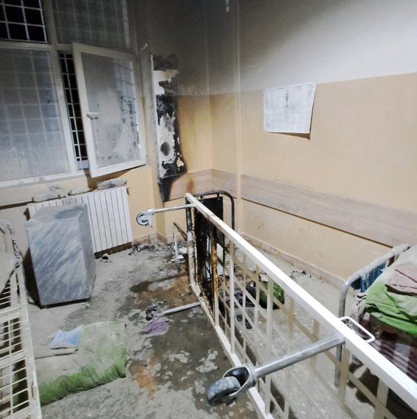 Incendiu provocat de o pacientă la spitalul din Ștei. Peste 100 de oameni, scoși din clădire