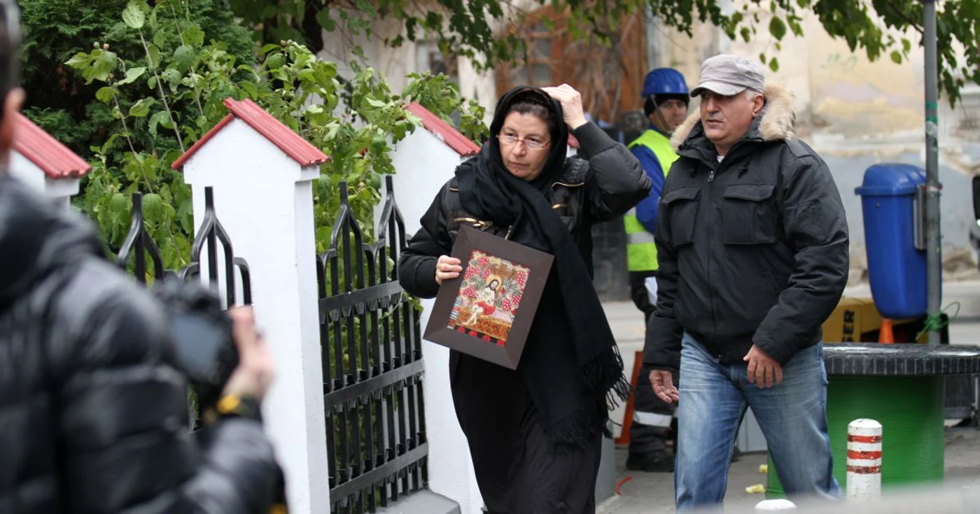 Magda Catone a sosit joi 
după-amiază, cu o icoană în mâini, la Biserica Batiştei, unde a fost 
depus trupul lui Şerban Ionescu FOTO Pappics