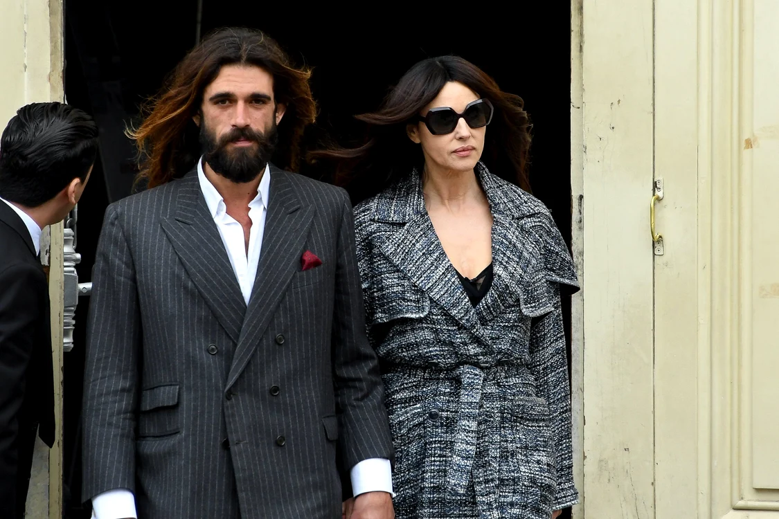 Monica Belucci a venit la prezentarea Chanel, alături de iubitul tinerelFoto: Profimedia