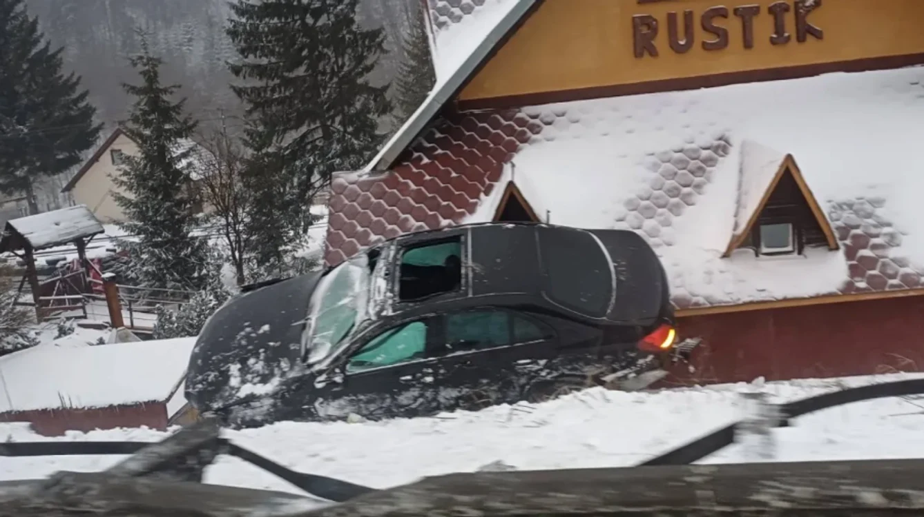 Mașină rămasă blocată pe acoperișul unei pensiuni în Predeal. FOTO: Captură Video