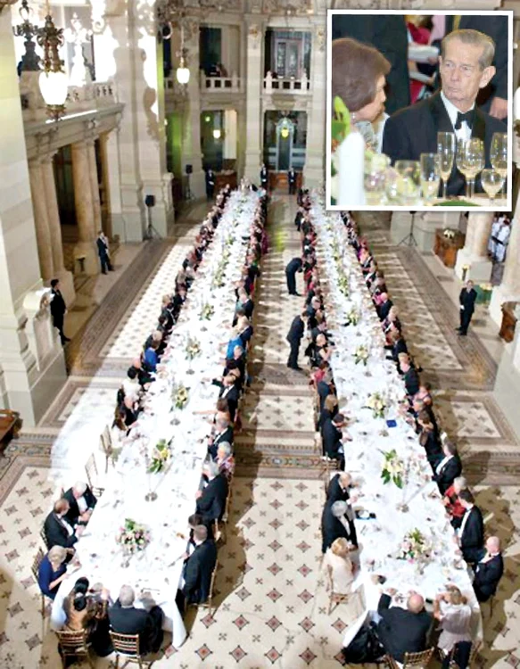 
    Protocolul  regal a fost respectat în totalitate, ceea ce presupune ca tacâmurile de argint şi paharele de cristal să fie perfect aliniate (foto: princeradublog.ro)  