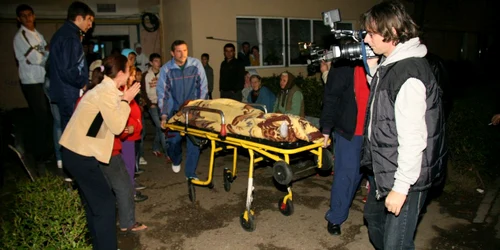 Trupul neînsufleţit al tânărului a fost transportat la morgă