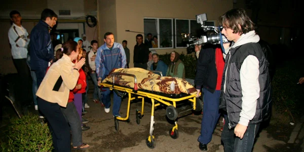Trupul neînsufleţit al tânărului a fost transportat la morgă