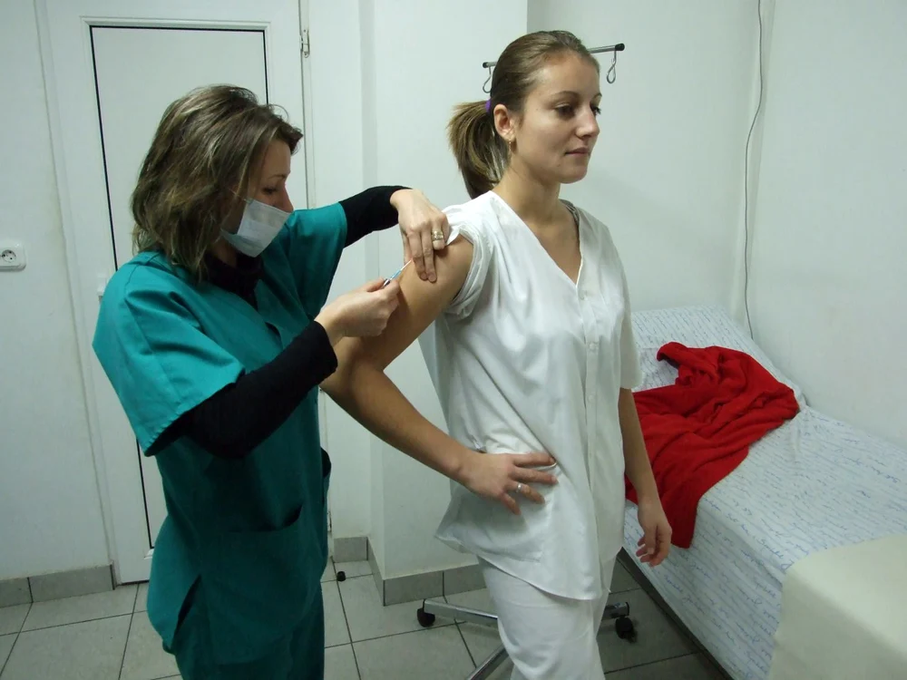 Edina Csech este prima asistentă vaccinată împotriva gripei porcine