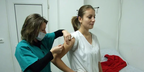  Edina Csech este prima asistentă vaccinată împotriva gripei porcine