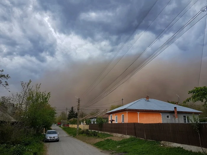 Cerul s-a înnegrit inainte de tornada de la Drajna