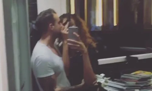 Mădălina Ghenea face gesturi obscene în atelierul designerului jpeg