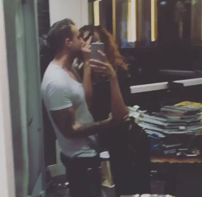 Mădălina Ghenea face gesturi obscene în atelierul designerului