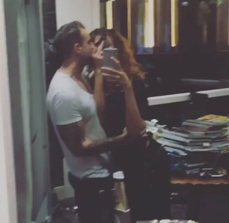 Mădălina Ghenea face gesturi obscene în atelierul designerului