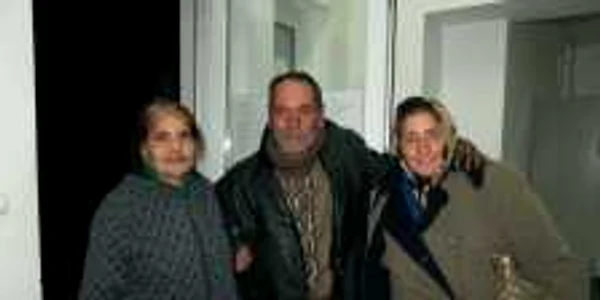Matilda Rucan (stânga) e cazată la centrul social alături de fratele său şi cumnată Foto: Alex Policală