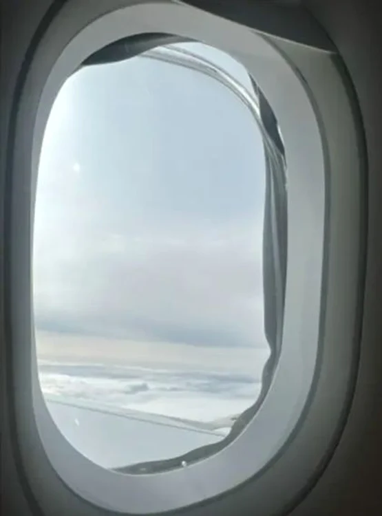 Una dintre ferestrele defecte Foto AAIB