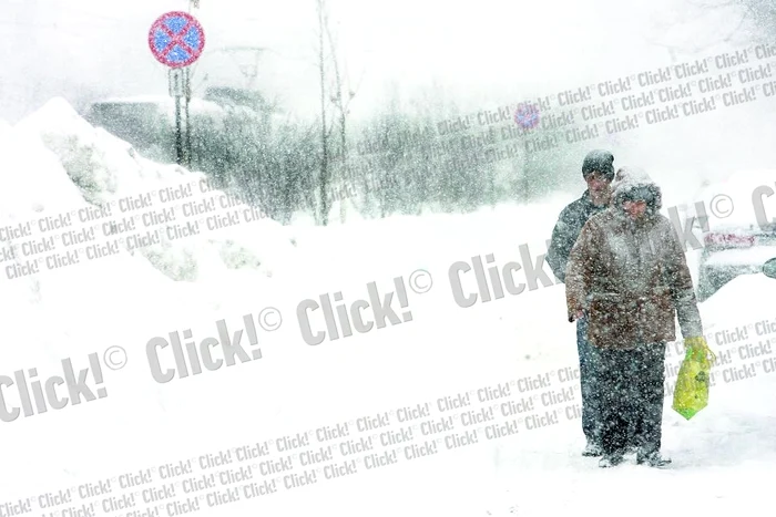 
    Cartierul Dămăroaia  Nămeţii au pus stăpânire  pe tot cartierul, iar oamenii  abia răzbesc prin zăpadă şi ninsoare  