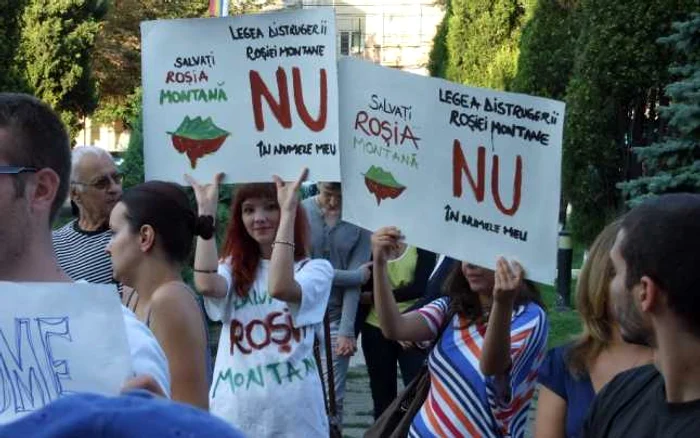 Ecologişti manifestând la Constanţa FOTO Sînziana Ionescu