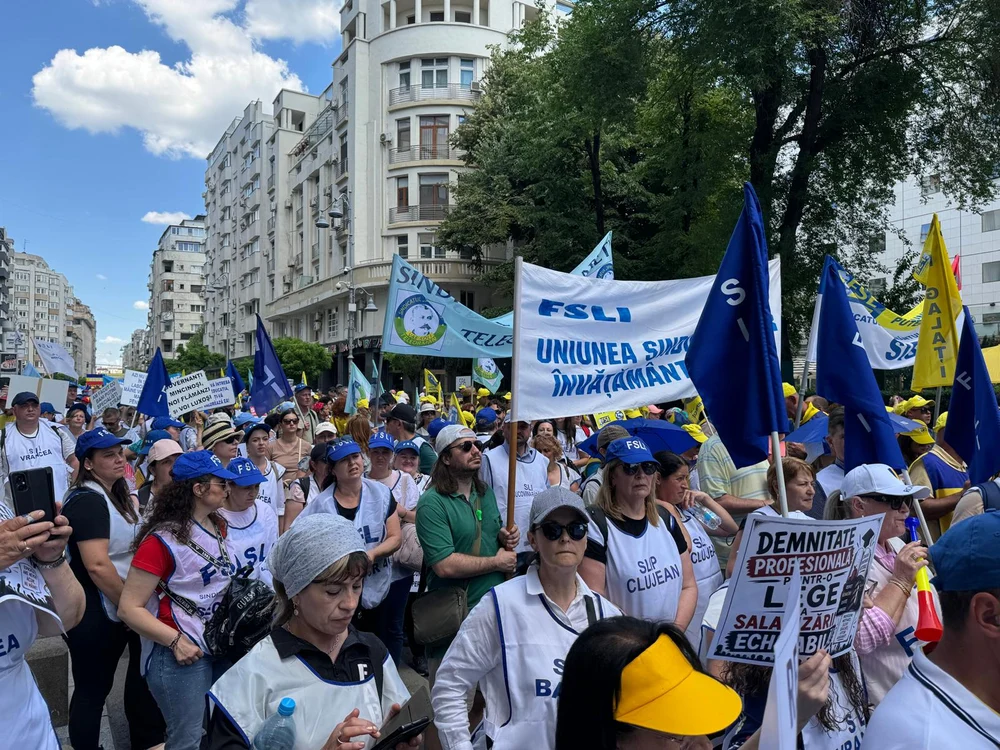 Mobilizare uriașă în învățământ: 160.000 de profesori cer anularea austerității, dar se lovesc de o barieră constituțională. Ce riscă proiectul