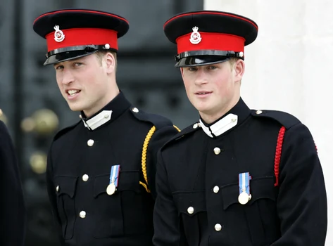 Prințul William și Prințul Harry în uniformă militară