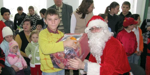 Micuţii din comuna Stănişeşti au fost foarte emoţionaţi la apariţia Moşului