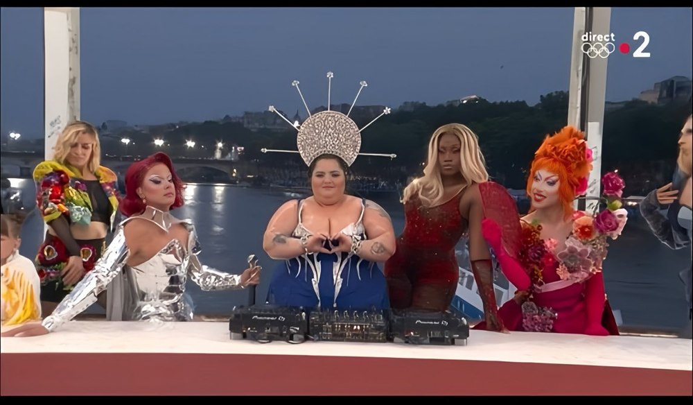 Criza societății noastre. Prinsă între grotescul parodierii Cinei Celei de Taină și Șoșoacă. Prinsă între extrema stângă progresistă și Federația Rusă