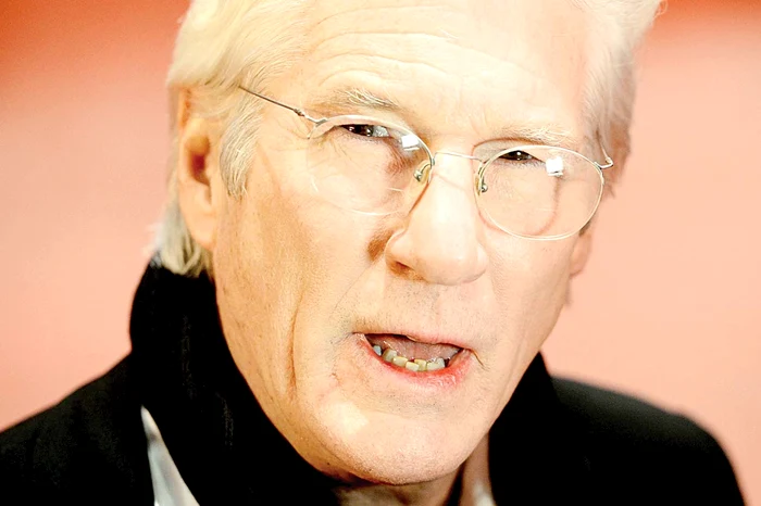 2017. Gere are  dantura  praf din  cauza  bătrâneţii