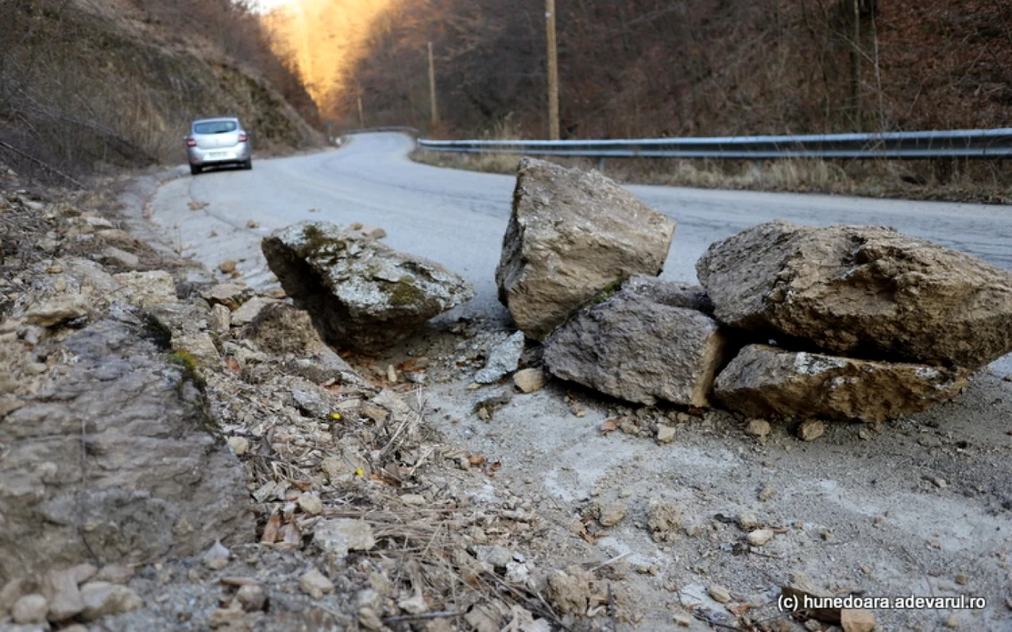 caderi de pietre pe soseaua spre lunca cernii de jos foto daniel guta adevarul