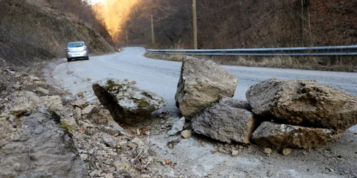 caderi de pietre pe soseaua spre lunca cernii de jos foto daniel guta adevarul