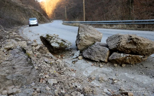 caderi de pietre pe soseaua spre lunca cernii de jos foto daniel guta adevarul