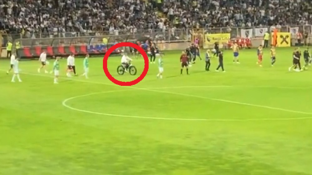Imaginea care a făcut înconjurul lumii: selecționerul Austriei a tăiat terenul de fotbal cu o bicicletă electrică 