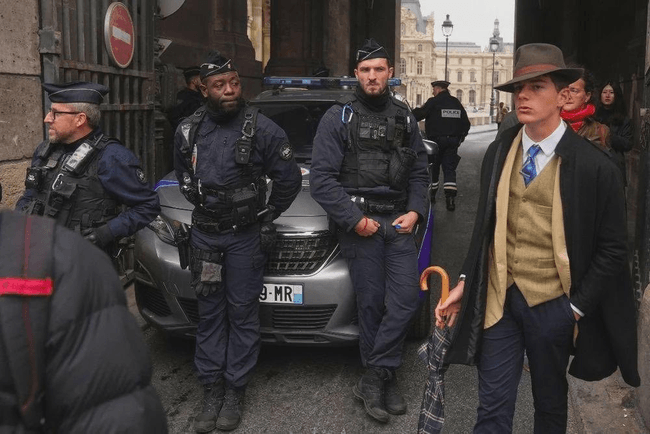 „Detectivul francez cu pălărie fedora” de la Luvru a înnebunit internetul 