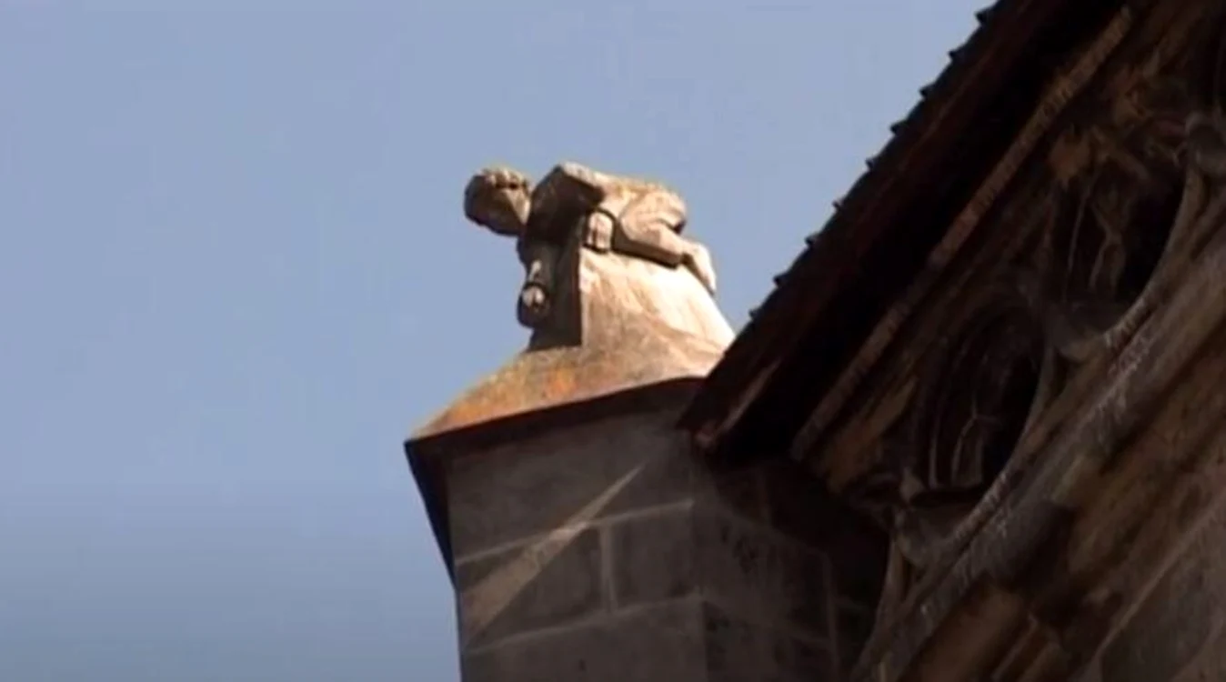 Statuie cu copilul aplecat peste contrafortul Bisericii Negre din Brașov