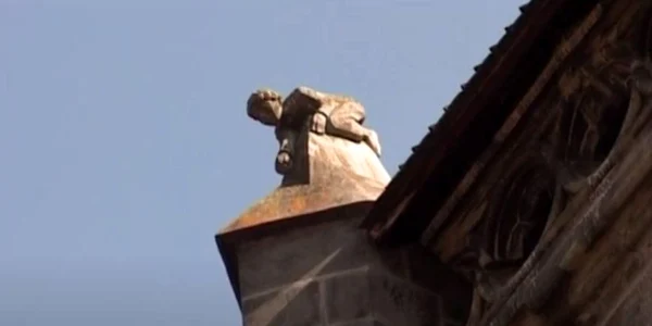 statuie copil biserica neagra jpg