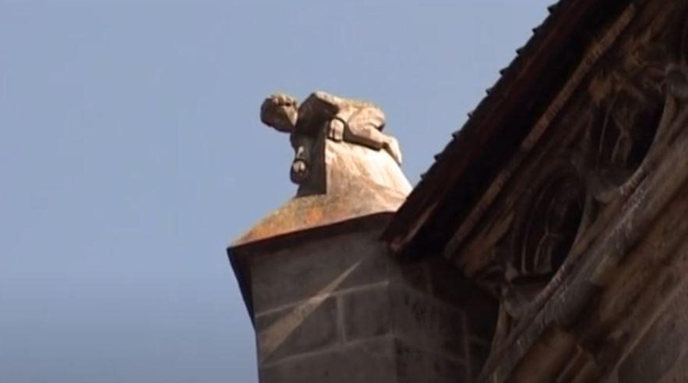 Cine este copilul de pe Biserica Neagră din Brașov. Legenda micii statui
