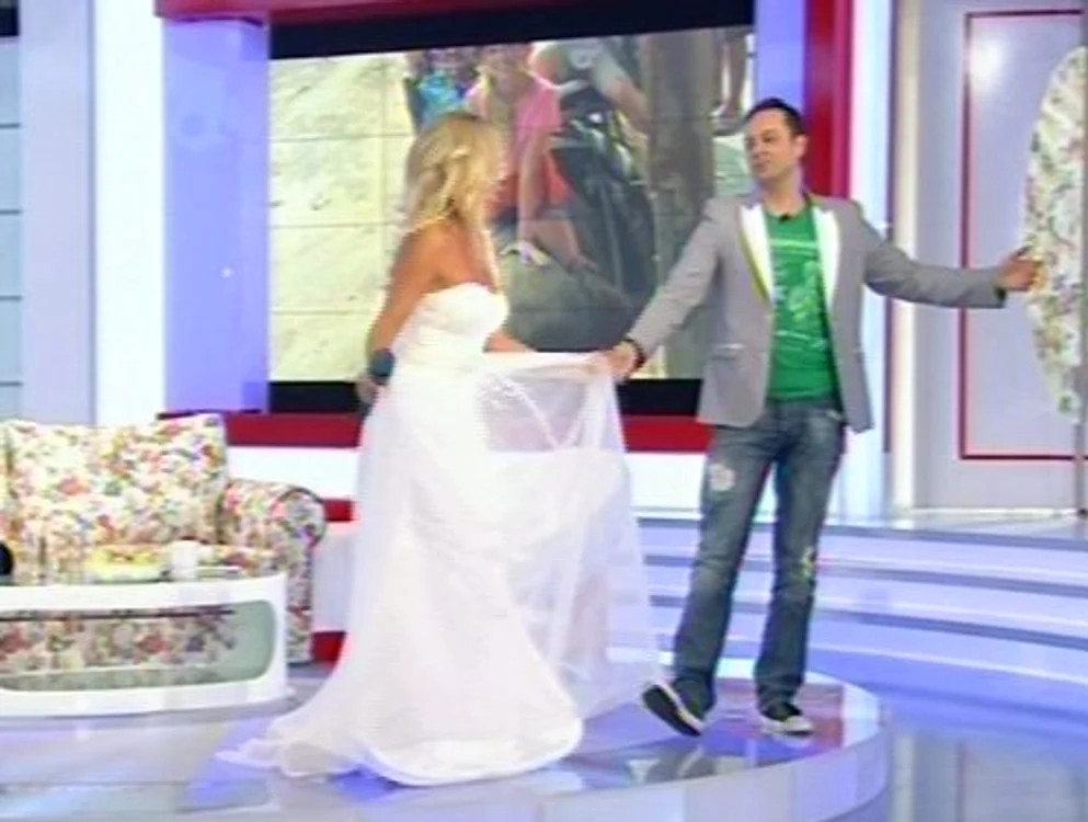 Delia a probat 3 rochii de mireasă (Foto: Captură video Pro TV)