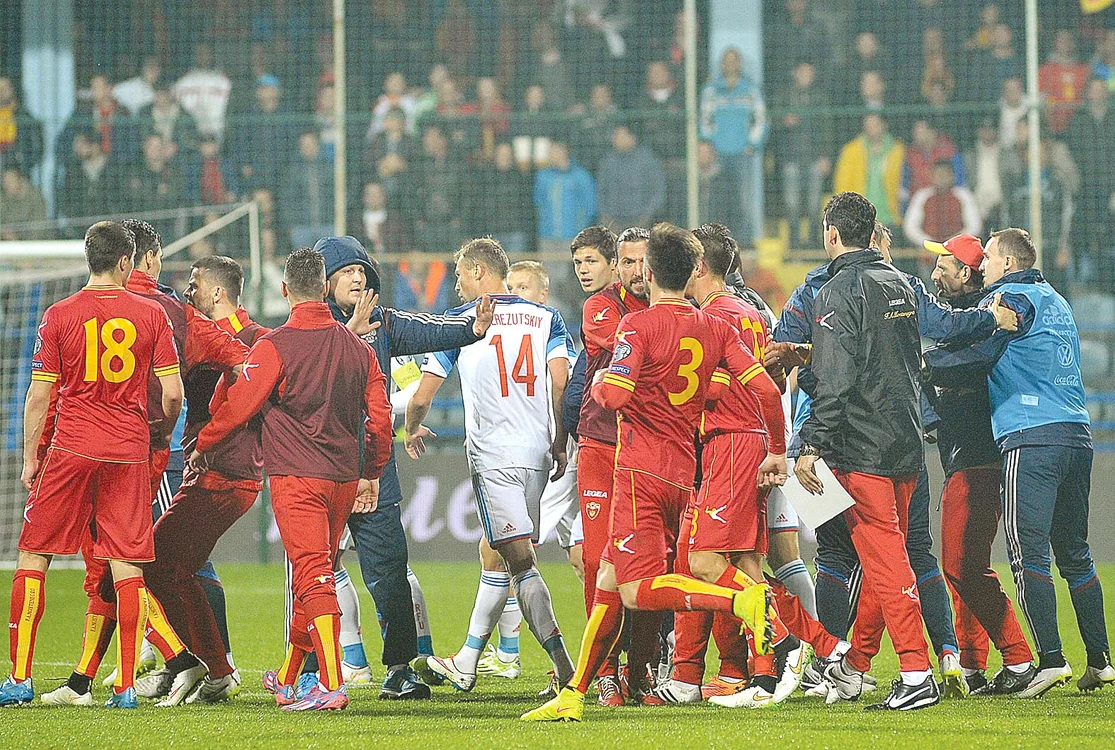 
    O bătaie generală la meciul  Muntenegru – Rusia i-a făcut  pe fani să reacţioneze violent  şi partida a fost întreruptă  