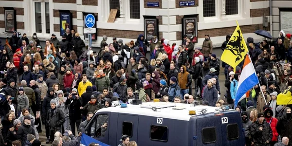 Proteste antirestrictii la Amsterdam FOTO EPA-EFE