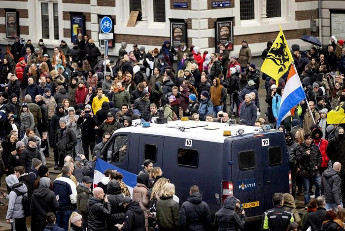 Protest anti-restricţii la Amsterdam FOTO EPA-EFE